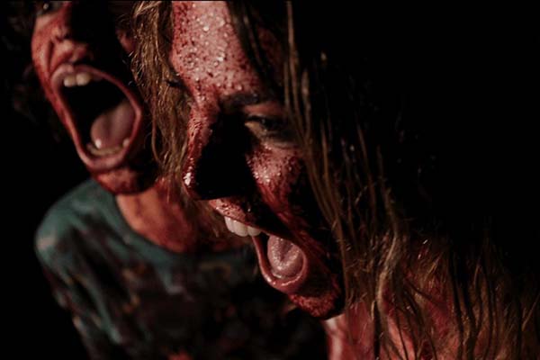 Anne Winters et Zackary Arthur dans Mom and Dad (2017)