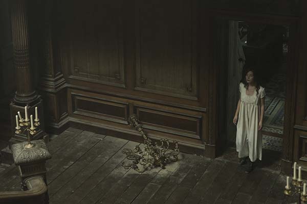 Charlotte Vega dans The Lodgers (2017)