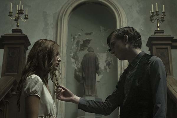 Bill Milner et Charlotte Vega dans The Lodgers (2017)