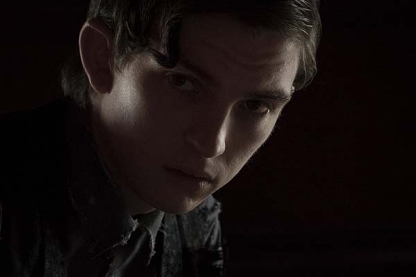 Bill Milner dans The Lodgers (2017)