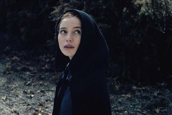 Charlotte Vega dans The Lodgers (2017)