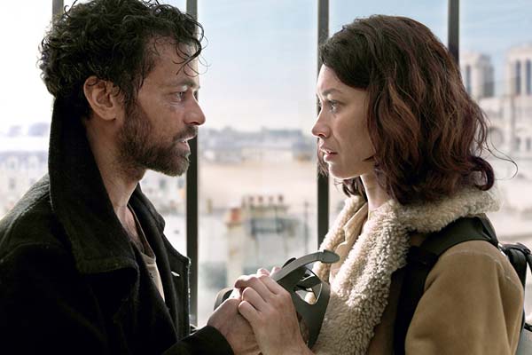 Romain Duris et Olga Kurylenko dans Dans la brume (2018)