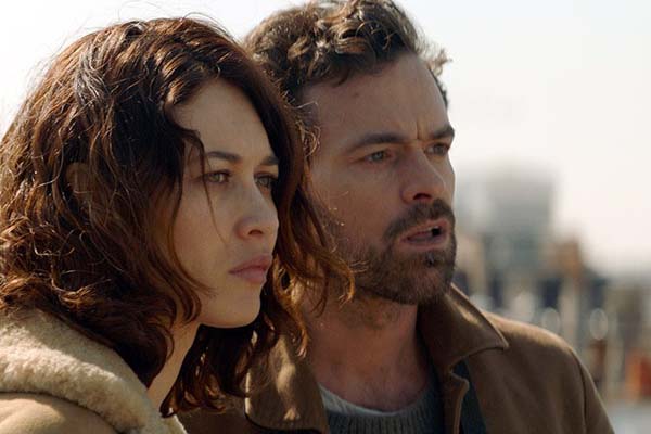 Romain Duris et Olga Kurylenko dans Dans la brume (2018)