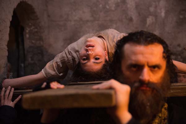 Brittany Ashworth dans The Crucifixion (2017)