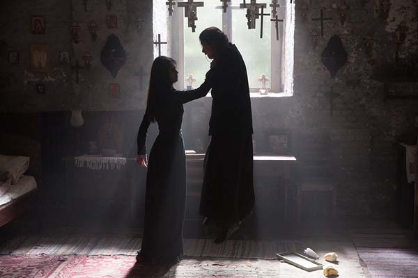 Brittany Ashworth et Ada Lupu dans The Crucifixion (2017)