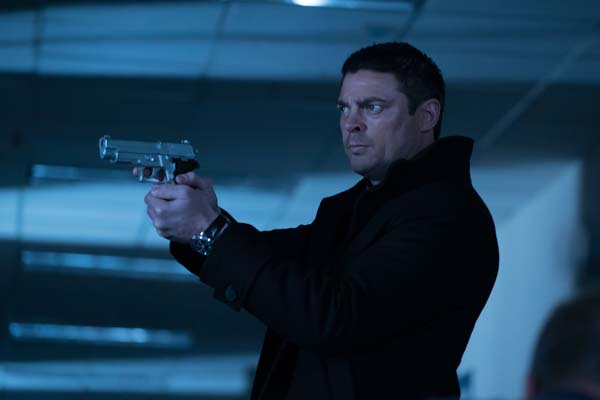 Karl Urban dans Hangman (2017)