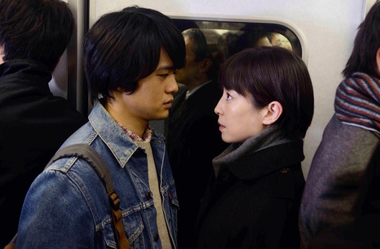 Sosuke Ikematsu et Rie Miyazawa dans Pale Moon (2014)