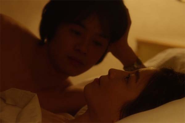 Sosuke Ikematsu et Rie Miyazawa dans Pale Moon (2014)