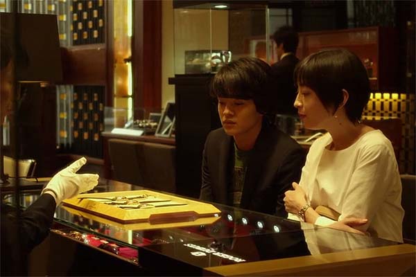 Sosuke Ikematsu et Rie Miyazawa dans Pale Moon (2014)