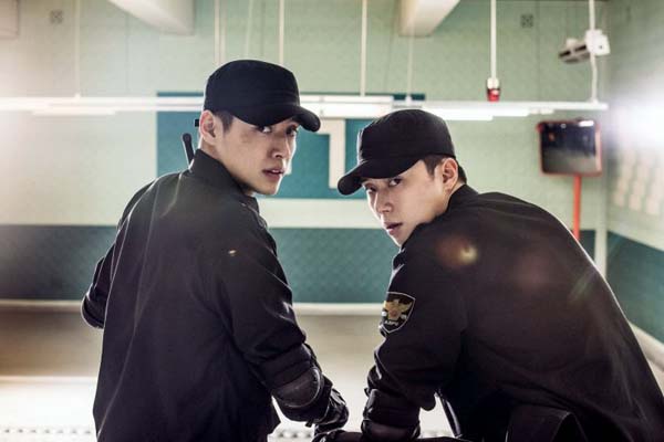 Park Seo-joon et Kang Ha-neul dans Midnight Runners (2017)