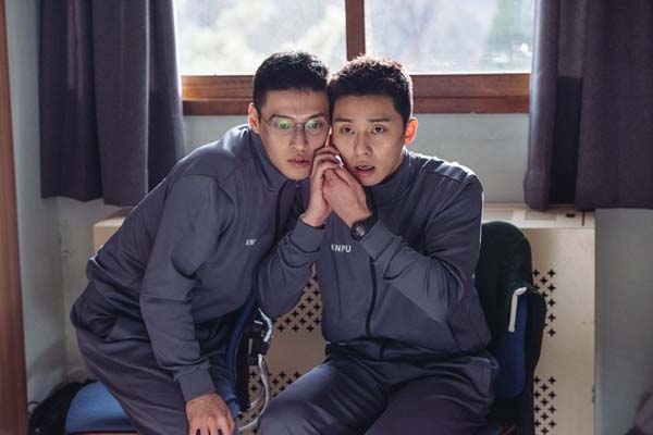 Park Seo-joon et Kang Ha-neul dans Midnight Runners (2017)