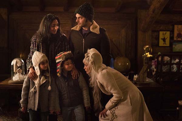 Golshifteh Farahani, Audrey Tautou, Pio Marmaï, Simon Aouizerate, et Tara Lugassy dans Santa & Cie (2017)