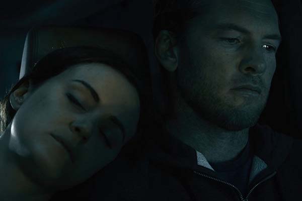 Sam Worthington et Taylor Schilling dans The Titan (2018)