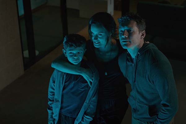 Sam Worthington, Taylor Schilling, et Noah Jupe dans The Titan (2018)