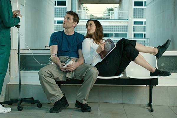 Sam Worthington et Taylor Schilling dans The Titan (2018)