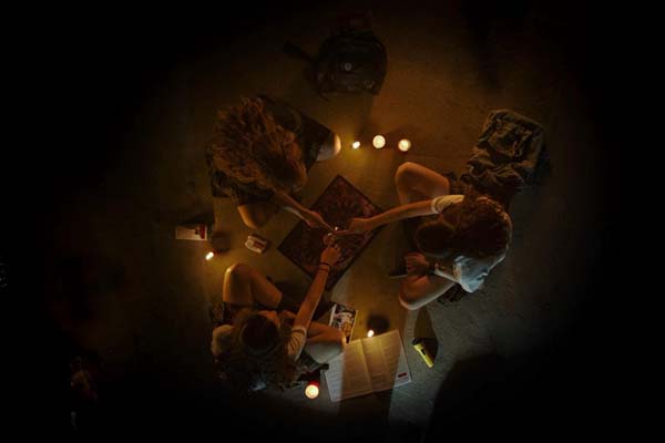 Carla Campra, Ángela Fabián, et Sandra Escacena dans Verónica (2017)