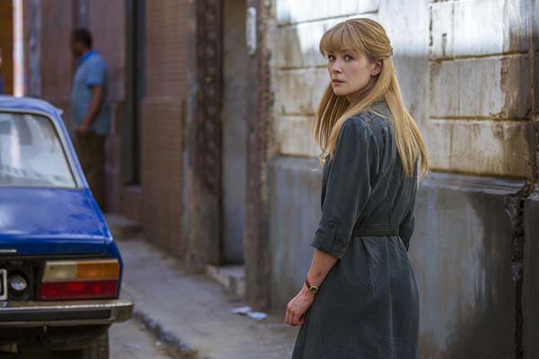 Rosamund Pike dans Opération Beyrouth (2018)