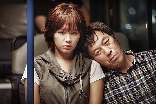 Son Ye-jin et Kim Kap-soo dans Blood and Ties (2013)