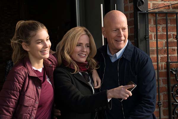 Elisabeth Shue, Bruce Willis et Camila Morrone dans Death Wish (2018)