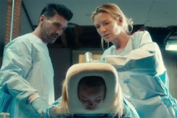 Frank Grillo et Anna Torv dans Stephanie (2017)