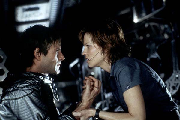 Aaron Eckhart et Hilary Swank dans Fusion (2003)