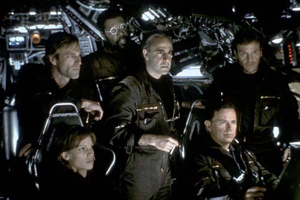 Hilary Swank, Aaron Eckhart, Delroy Lindo, Stanley Tucci, Bruce Greenwood, et Tchely Karyo dans Fusion (2003).