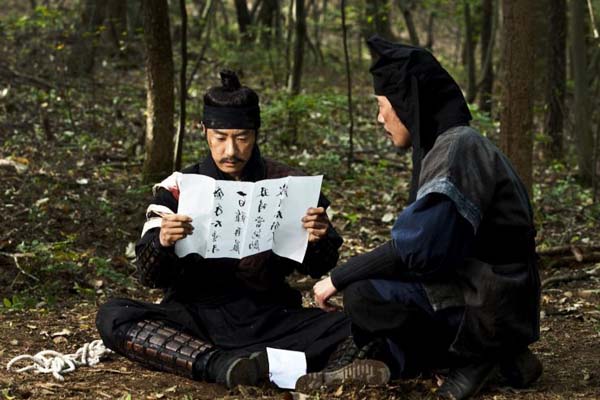 Kim Myung-min et Oh Dal-su dans Detective K: Secret of the Virtuous Widow (2011)