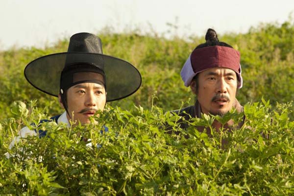 Kim Myung-min et Oh Dal-su dans Detective K: Secret of the Virtuous Widow (2011)
