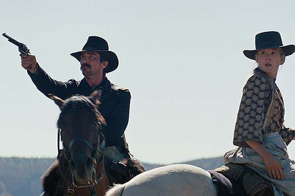 Christian Bale et Rosamund Pike dans Hostiles (2017)