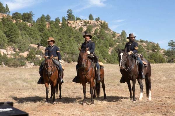 Christian Bale, Rory Cochrane, et Jonathan Majors dans Hostiles (2017)