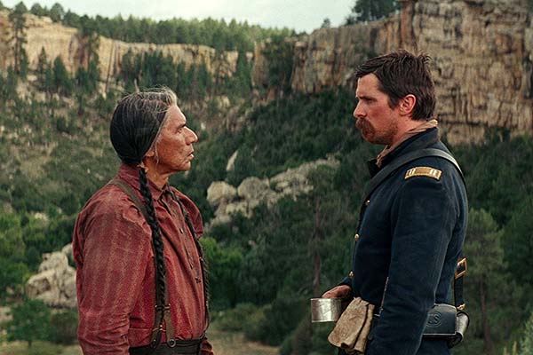 Christian Bale et Wes Studi dans Hostiles (2017)