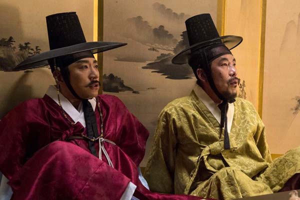 Kim Myung-min et Oh Dal-su dans Detective K: Secret of the Lost Island (2015)