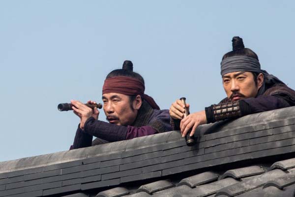 Kim Myung-min et Oh Dal-su dans Detective K: Secret of the Lost Island (2015)