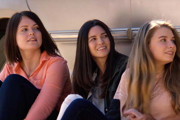 Stephanie Pearson, Alexa Yeames, et Kelly Connaire dans Downrange (2017)