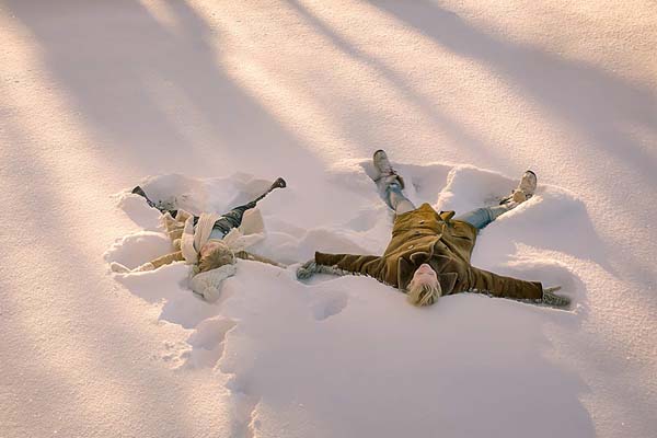 Synnøve Macody Lund et Ebba Steenstrup Såheim dans Hjemsøkt (2017)