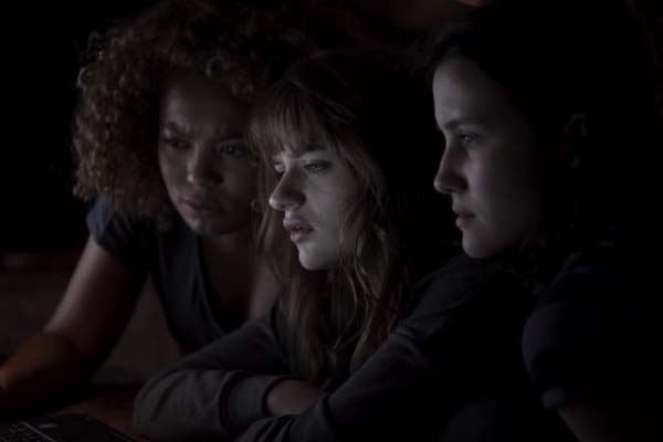 Joey King, Jaz Sinclair, et Julia Goldani Telles dans Slender Man (2018)