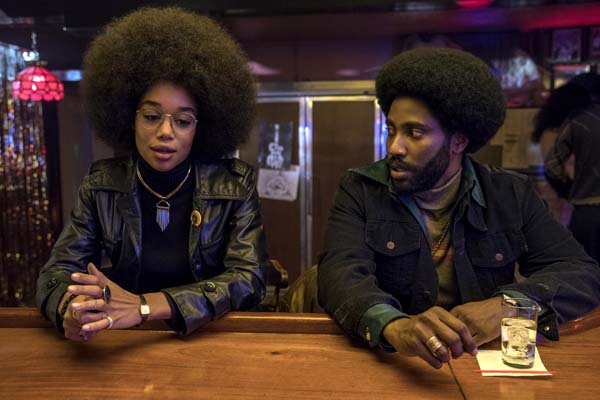 Laura Harrier et John David Washington dans BlacKkKlansman (2018)