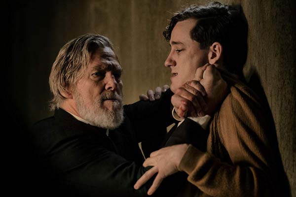 Jeff Bridges et Lewis Pullman dans Bad Times at the El Royale (2018)