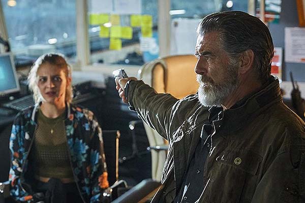 Dave Bautista et Lara Peake dans Final Score (2018)