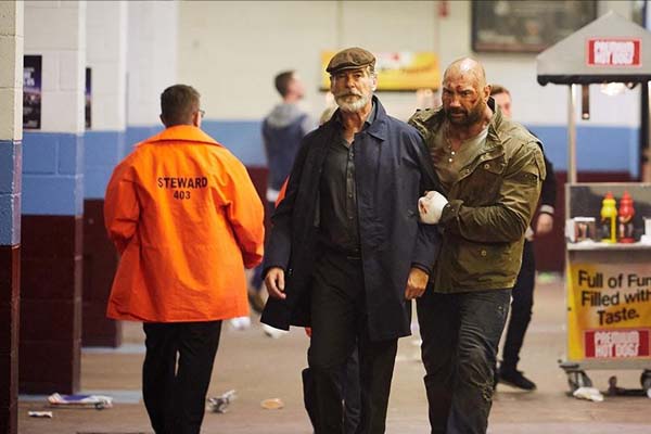 Dave Bautista et Pierce Brosnan dans Final Score (2018)