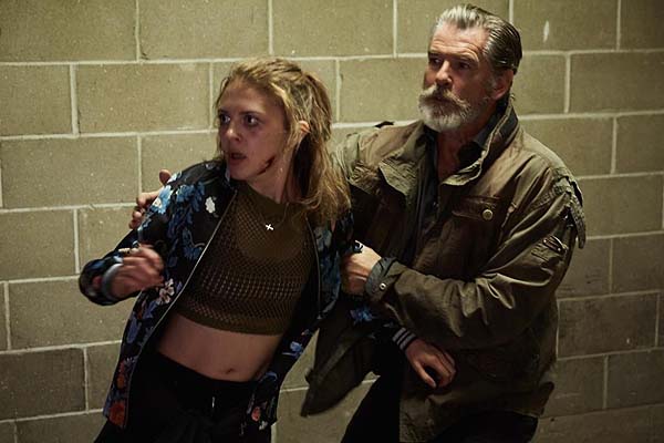 Dave Bautista et Lara Peake dans Final Score (2018)