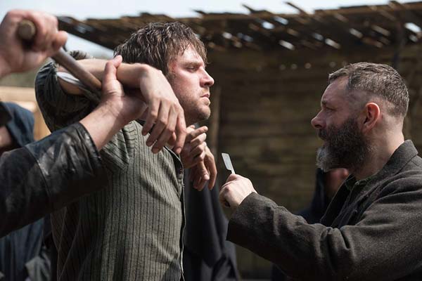 Michael Sheen et Dan Stevens dans Apostle (2018)