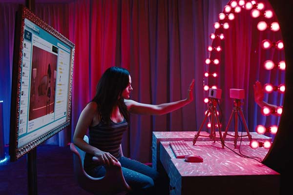Madeline Brewer dans Cam (2018)