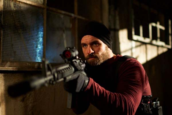 Milo Gibson dans All the Devil's Men (2018)