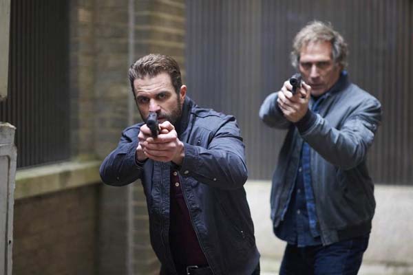 Milo Gibson et William Fichtner dans All the Devil's Men (2018)