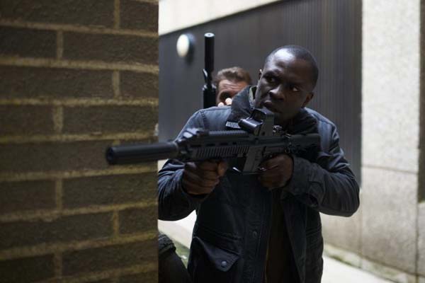 Gbenga Akinnagbe dans All the Devil's Men (2018)