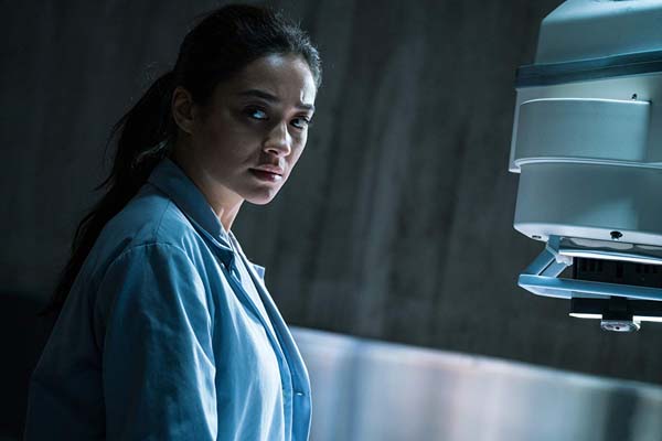 Shay Mitchell dans The Possession of Hannah Grace (2018)