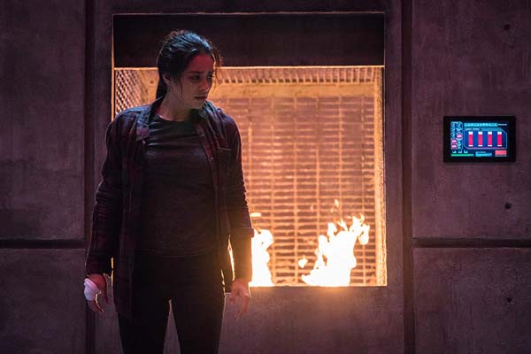 Shay Mitchell dans The Possession of Hannah Grace (2018)