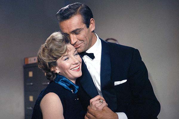 Sean Connery et Lois Maxwell dans Dr. No (1962)