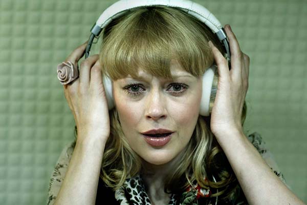 Elen Rhys dans Panic Buttom (2011)